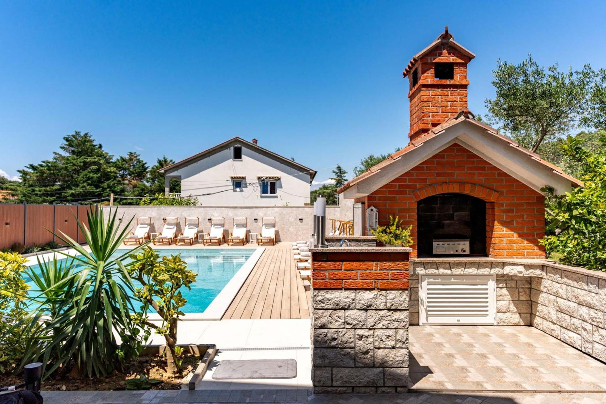 Foric Apartments With Outdoor Heated Pool Rab Town Bagian luar foto