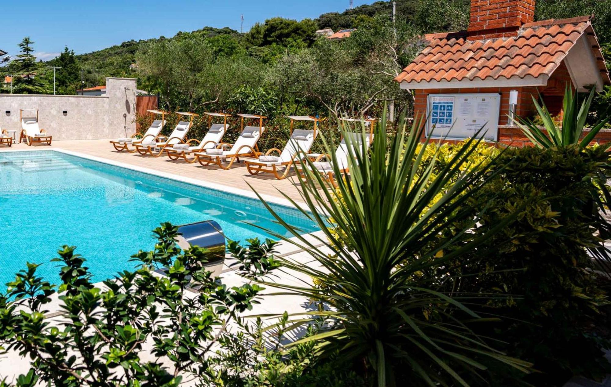 Foric Apartments With Outdoor Heated Pool Rab Town Bagian luar foto