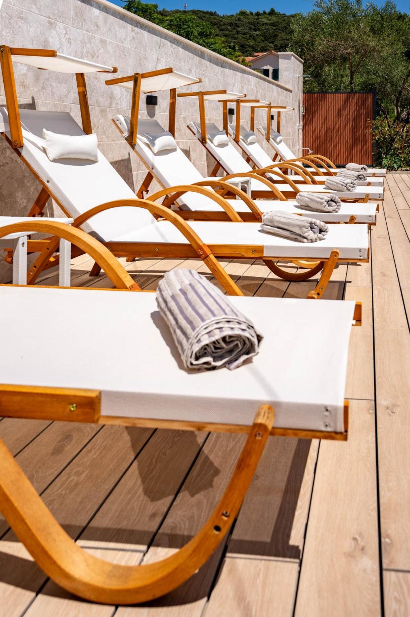 Foric Apartments With Outdoor Heated Pool Rab Town Bagian luar foto