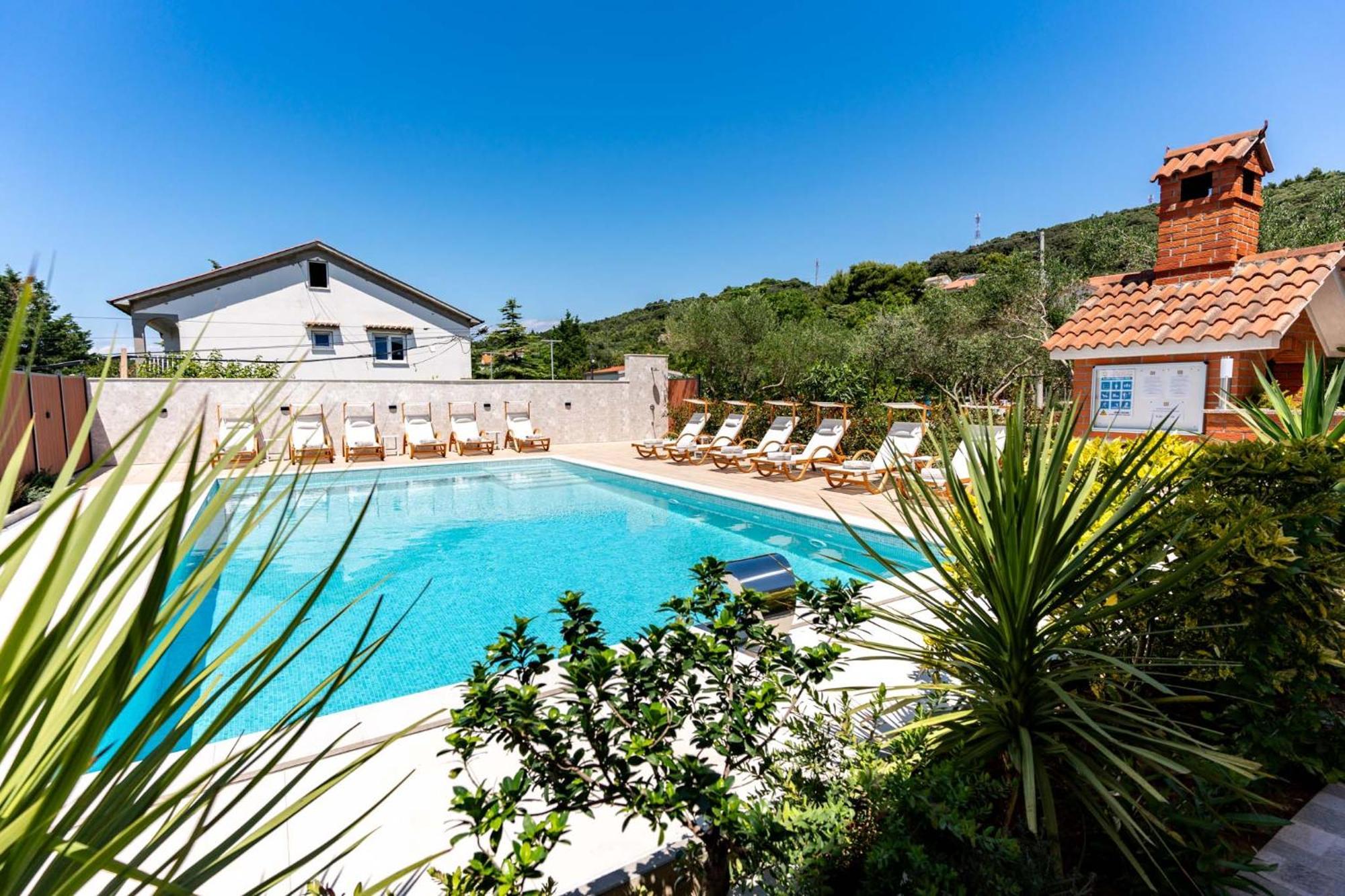 Foric Apartments With Outdoor Heated Pool Rab Town Bagian luar foto