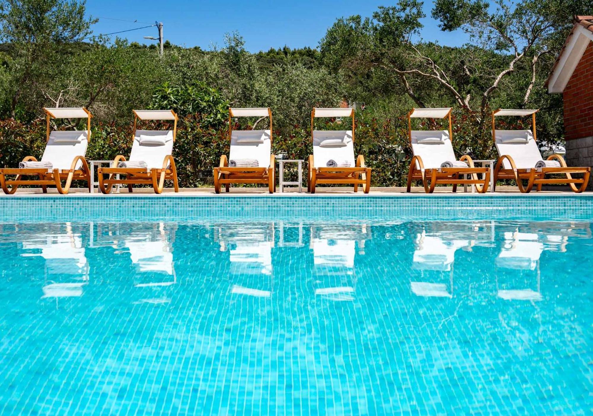 Foric Apartments With Outdoor Heated Pool Rab Town Bagian luar foto